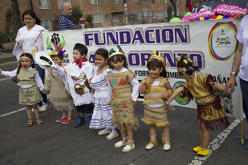 Niños marchando por la paz
